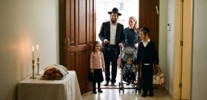 משפחה דתית שומרת מסורת נכנסת לבית חכם